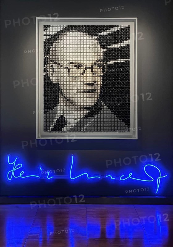 Portrait of Heinz Nixdorf from 3691 used computer keys, pixel art by Peter Schönwandt with the title Heinz A homage to a pioneer of computer history
