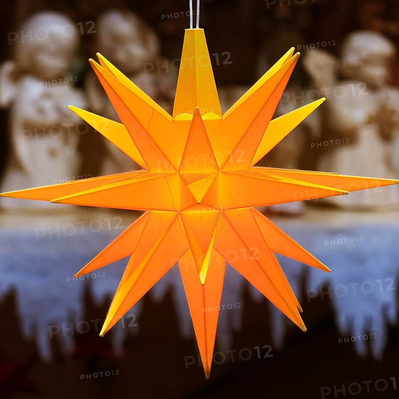 Glowing Christmas star in front of angel figures at the Christmas market, detail, Paderborn, Ostwestfalen-Lippe, North Rhine-Westphalia, Germany