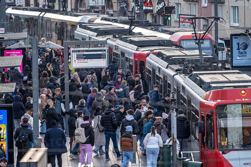 Tram stop Bahnhof Deutz/Lanxess Arena in Cologne-Deutz, rush hour in the afternoon, full platforms, public transport, lines 3 and 4, North Rhine-Westphalia, Germany