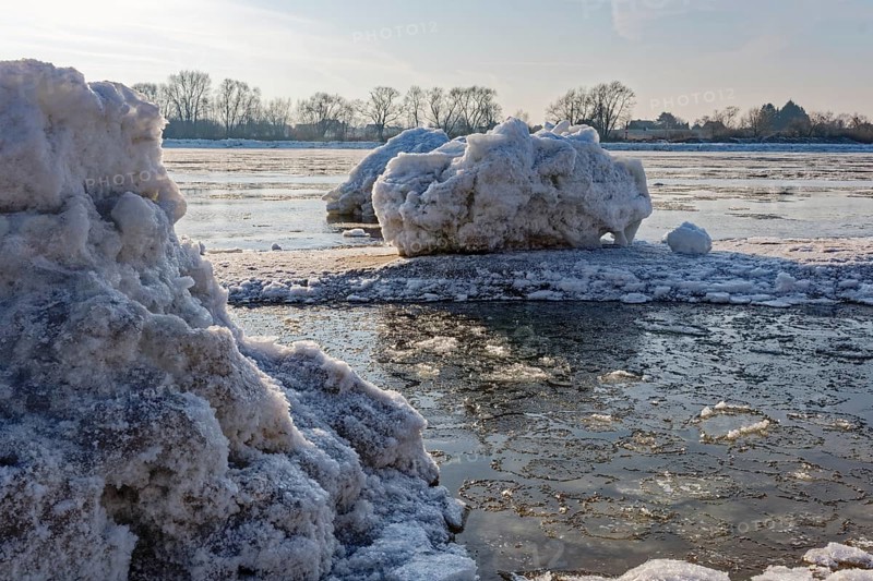 Ice skating on the Elbe with small icebergs on the water and on the banks of the Elbe Island near Geesthacht on a cold winter day. Geesthacht, Schleswig-Holstein, Germany