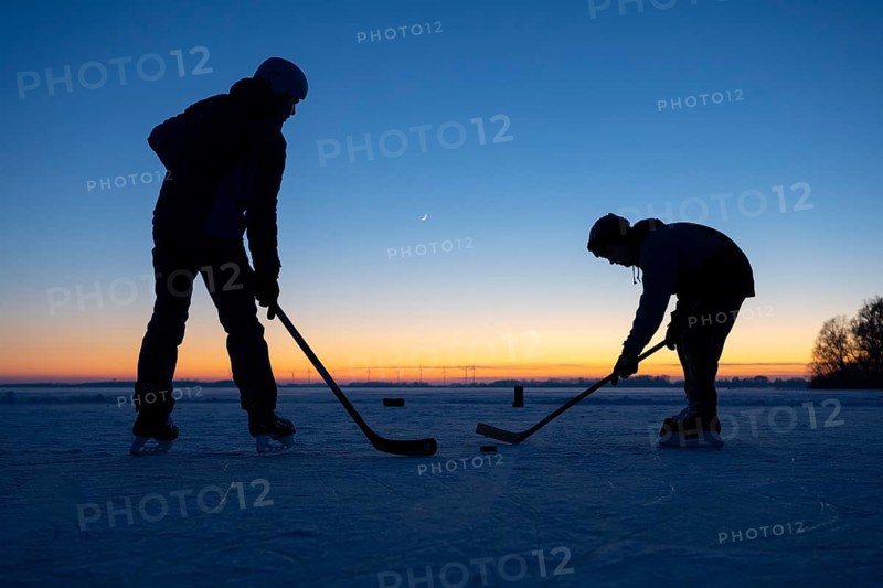 Winter at Dümmer, ice hockey player on the lake, Eickhöpen, Lembruch, Lower Saxony, Germany