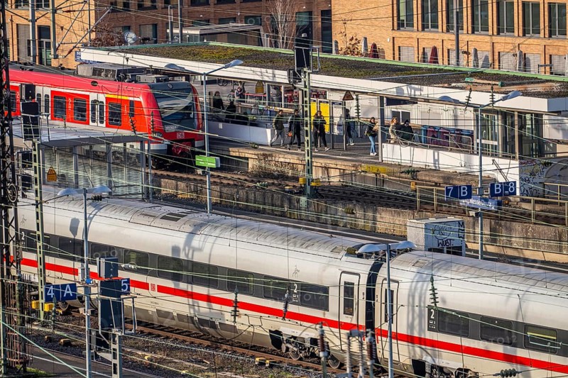 Cologne-Messe/Deutz station, 2nd largest train station in Cologne, transfer station between long-distance and local transport, exhibition station, 8 platform tracks, North Rhine-Westphalia, Germany
