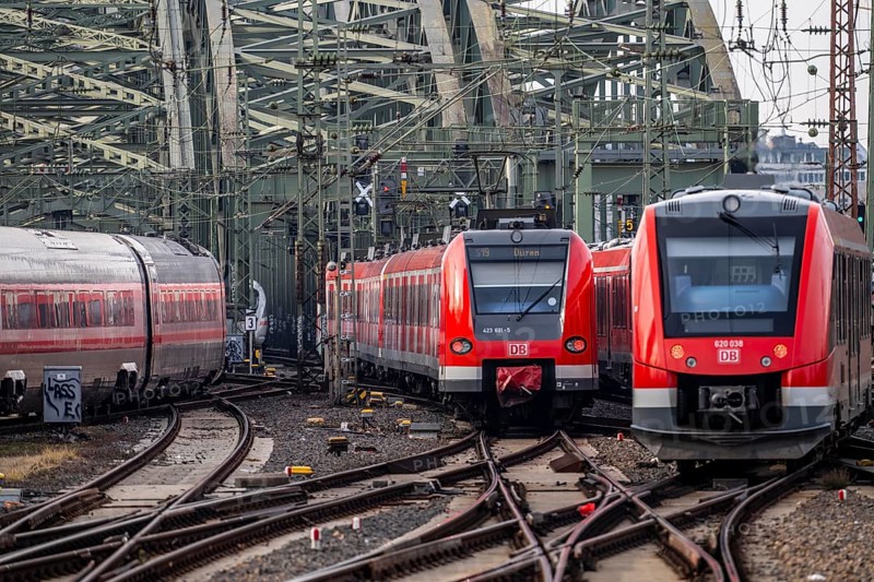 Railway in front of Cologne Central Station, Hohenzollern Bridge across the Rhine, ICE long-distance trains and regional trains, S-Bahn, in front of the railway bridge, Cologne, North Rhine-Westphalia, Germany