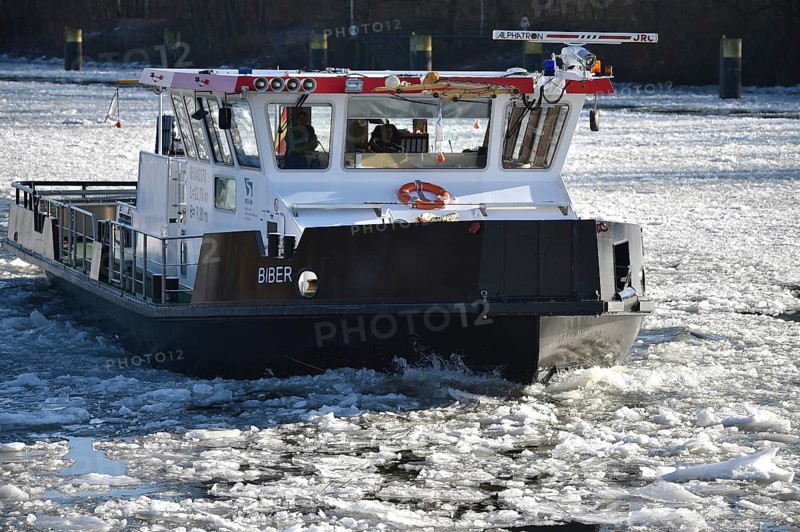 Icebreaker BEAVER crushes ice on the Elbe near Geesthacht, Schleswig-Holstein, Germany