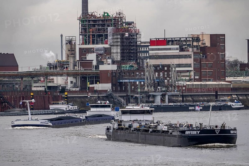 Chempark Krefeld-Uerdingen, around 40 companies are located in the chemical park on the Rhine, there are 3 chemparks in North Rhine-Westphalia, cargo ship on the Rhine, Germany