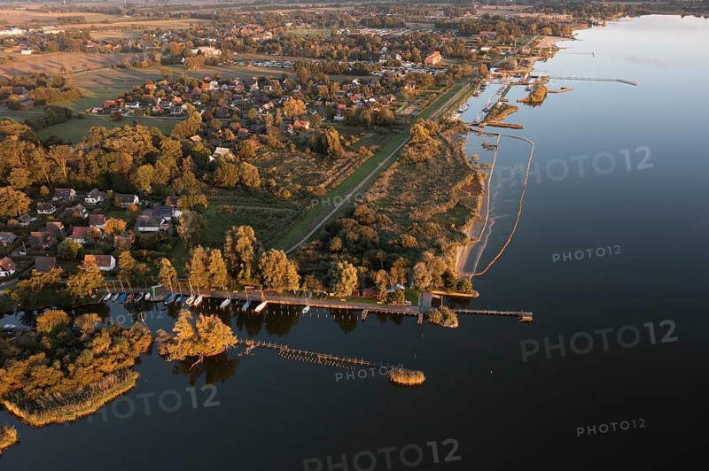Lembruch, Lower Saxony, Germany, Dümmer See at the outflow of the river Lohne with banks, harbours, boats and weekend houses, calm water surface with reflections