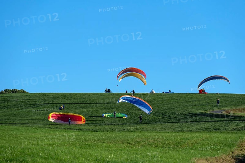 Paragliders practice on a meadow slope, Tauchersreuth, Middle Franconia, Bavaria, Germany
