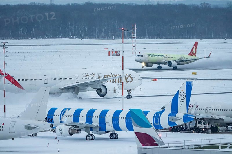 The onset of winter in North Rhine-Westphalia, flight operations are maintained at Düsseldorf Airport with great effort, North Rhine-Westphalia, Germany