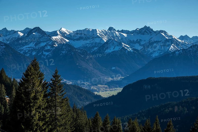 View from the high-altitude hiking trail from Bolsterlanger Horn to Riedberger Horn, snow-capped mountains of the Allgäu Alps, Bolsterlang, Oberstdorf, Oberallgäu, Allgäu, Bavaria, Germany