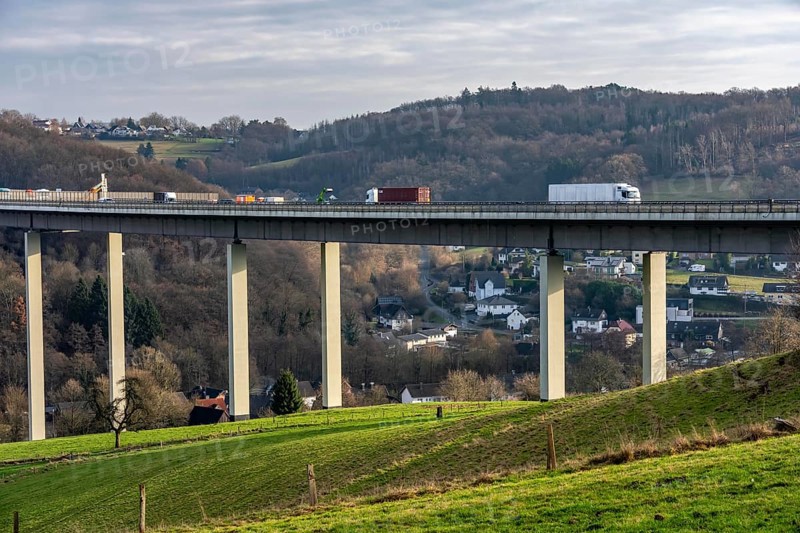 The Wiehl Valley Bridge, A4 motorway, the motorway bridge is considered extremely dilapidated, there is massive damage to the road plate and the main structure of the bridge, traffic only rolls in one lane in each direction, trucks are still allowed to drive there with a maximum of 44t and must keep a minimum distance of 50 meters, there is a risk of full closure, the bridge is 700 meters long, built in 1970, in Bergisches Land, near Weierberg Shagen, belongs to the city of Wiehl, North Rhine-Westphalia, Germany