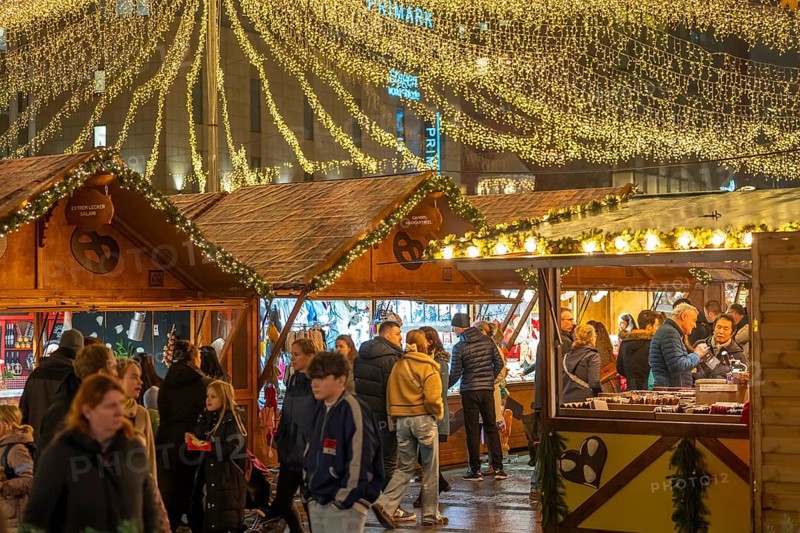Pre-Christmas time, visitors to de, Christmas market in downtown Essen, on Kennedyplatz, the market is already opening in mid-November, Christmas lights, Essen Light Weeks, North Rhine-Westphalia, Germany