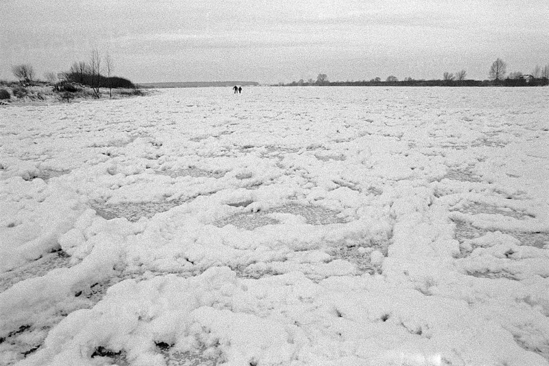 People walk across ice rink, frozen Elbe, Bleckede, Lower Saxony, Germany, January 03, 1997, vintage, retro, old, historic