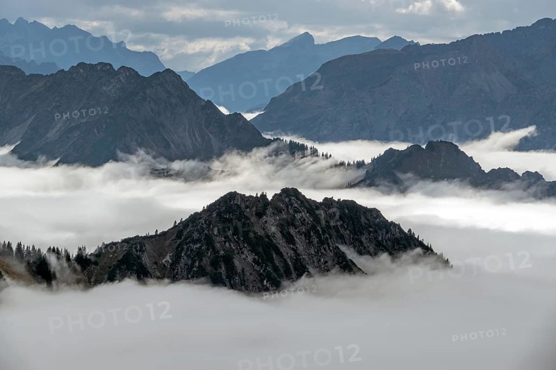 View from the Nebelhorn summit to mountains of the Allgäu Alps, mountains rising from fog in the valley, Oberstdorf, Oberallgäu, Allgäu, Bavaria, Germany