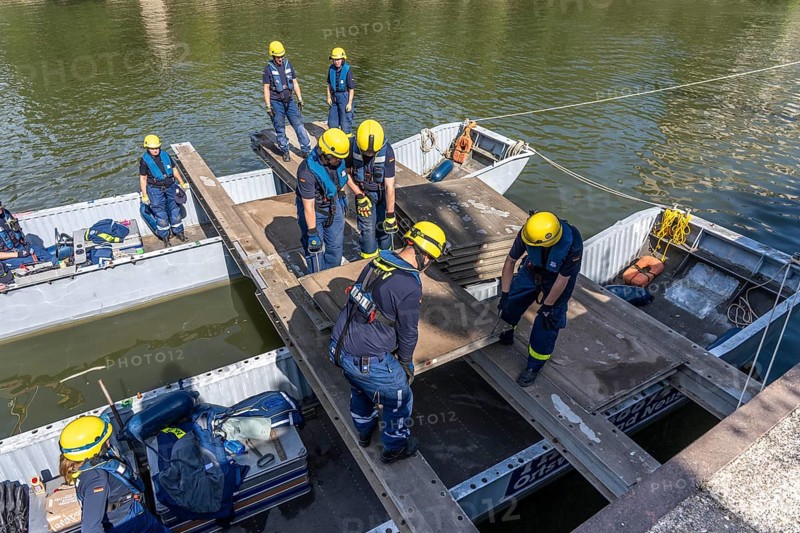 Construction of a multi-purpose pontoon, the specialist group for water hazards, in Düsseldorf, the motorised pontoon can be used as a ferry for people or equipment, as a working platform or bridge, during the major exercise FÜLEX25, lasting several days, of the THW, Technisches Hilfswerk, Landesverband North Rhine-Westphalia, over 3500 volunteers from the 127 North Rhine-Westphalia local associations practise many different deployment scenarios over 4 weekends