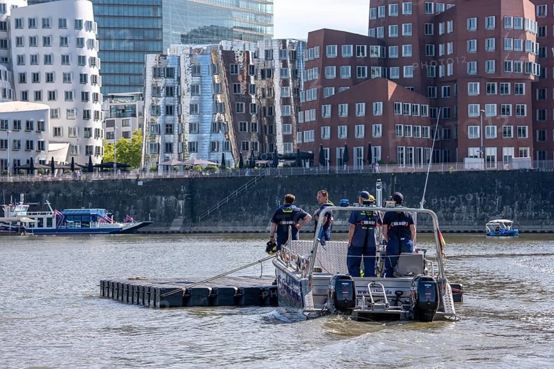 Transport of a floating platform with the jet-float system, this can be used as a work platform, jetty or bridge, specialist group for water hazards, in Düsseldorf, during the major exercise FÜLEX25, lasting several days, of the THW, Federal Agency for Technical Relief, North Rhine-Westphalia, over 3500 volunteers from the 127 North Rhine-Westphalia local organisations practise many different deployment scenarios over 4 weekends