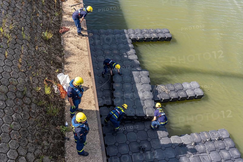 Construction of a floating platform with the jet-float system, this can be used as a work platform, jetty or bridge, water hazards specialist group, in Düsseldorf, at the major exercise FÜLEX25, lasting several days, of the THW, Federal Agency for Technical Relief, North Rhine-Westphalia, over 3500 volunteers from the 127 North Rhine-Westphalia local organisations practise many different deployment scenarios over 4 weekends