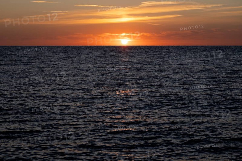 Sunset by the sea, North Sea, English Channel, Étretat, evening mood, atmospheric, Normandy, Seine-Maritime, France