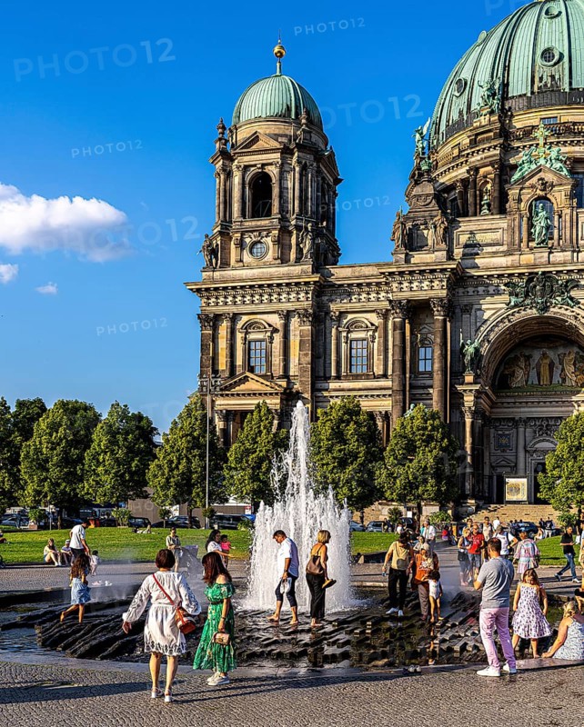 The pleasure garden with the fountain and the Berlin Cathedral, Berlin, Germany