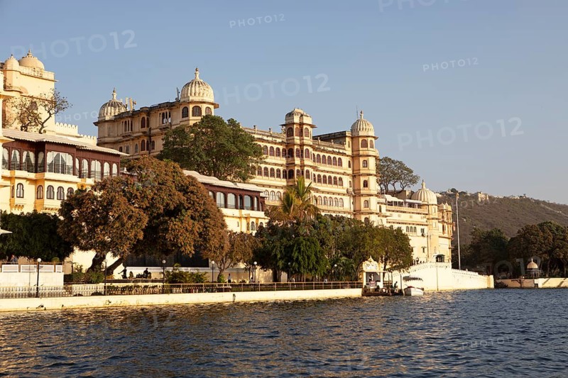 City Palace at Lake Pichola in the evening light, Udaipur, Rajasthan, India