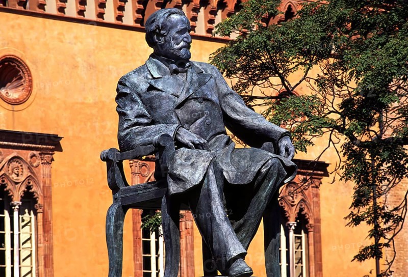 Verdi monument in front of Rocca dei Marchesi Pallavicino, now the city hall, with Teatro Giuseppe Verdi, the Giuseppe Verdi Theatre, Piazza Giuseppe Verdi, Busseto, Province of Parma, Emilia-Romagna, Italy