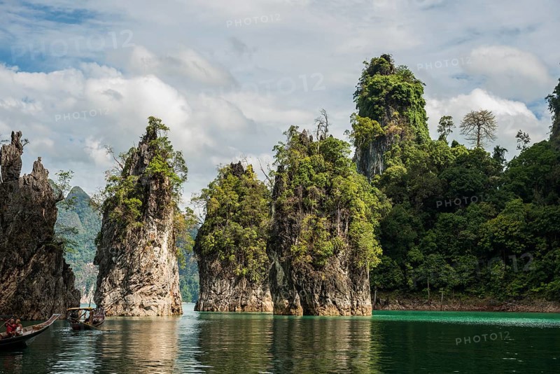 Lake with jungle and rainforest and steep mountains, Cheow Lan Lake, Khao Sok National Park, Phang Nga, Surat Thani, Thailand