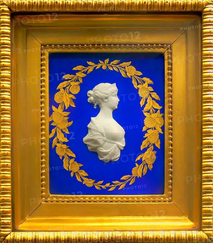 Relief cameo, white biscuit or bisque porcelain, portrait of Louise of Mecklenburg-Strelitz, Luise Herzogin zu Mecklenburg - Strelitz, Luise Auguste Wilhelmine Amalie Herzogin zu Mecklenburg, Königin Luise, 1776 – 1810, Queen of Prussia