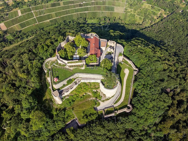 Luftbild von der hochmittelalterlichen Burgruine, Höhenburg Hohenneuffen am Albtrauf, Neuffen, Landkreis Esslingen, Schwäbische Alb, Baden-Württemberg, Deutschland