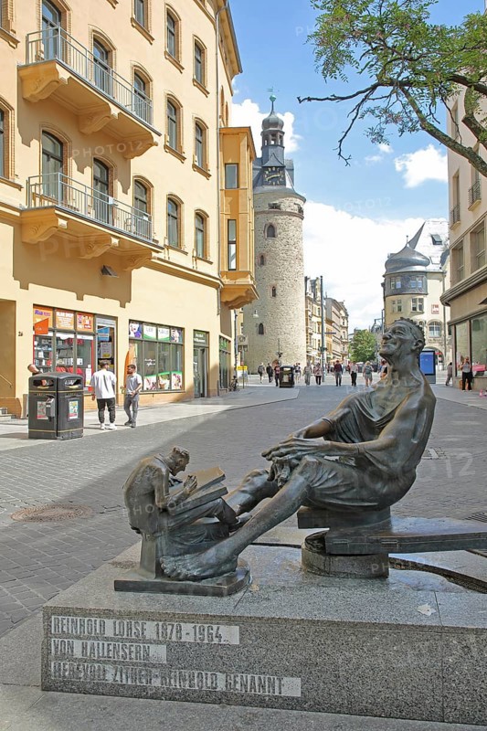 Sculpture Zither-Reinhold alias Reinhold Lohse by Wolfgang Dreysse 2001, street musician and original, inscription, slogan, Halle an der Saale, Saxony-Anhalt, Germany