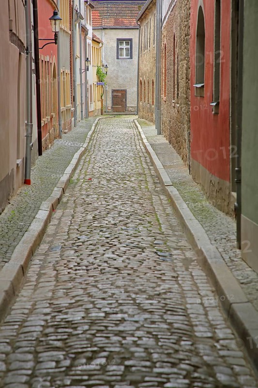 Narrow alley with houses, long narrow, alleyway with cobblestones and vanishing point, Judengasse, Jüdengasse, Saale, Naumburg, Saxony-Anhalt, Germany