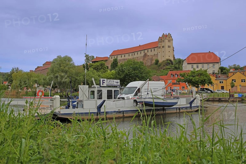 Carolingian ancestral castle Wettin and ferry across the Saale, townscape, Saale valley, castle, castle, Wettin, Wettin-Löbejün, Lower Saale valley, Saxony-Anhalt, Germany