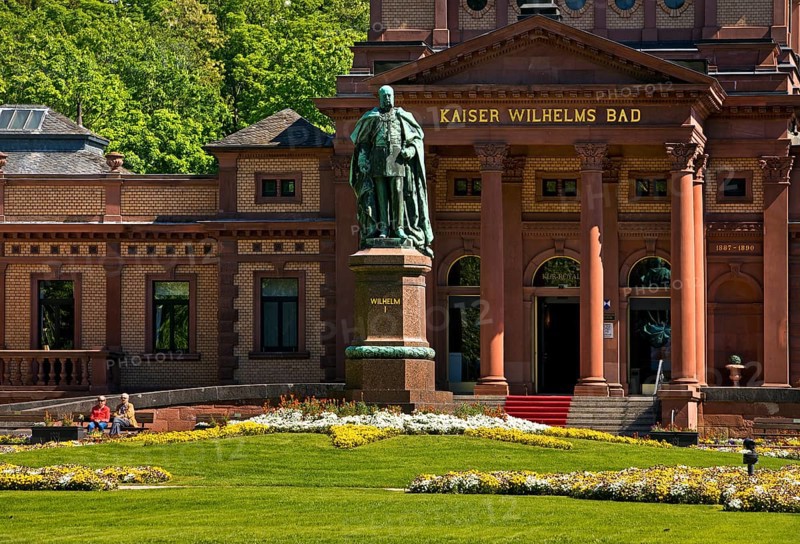 Kaiser-Wilhelms-Bad with monument to Kaiser Wilhelm I in the spa gardens of Bad Homburg vor der Höhe, Hesse, Germany