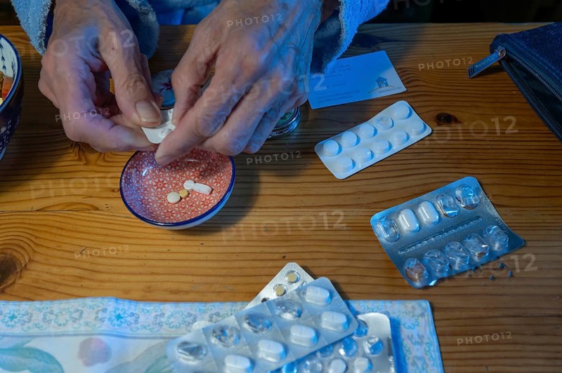 Daily compilation of medication at the dining table, Basyern, Germany