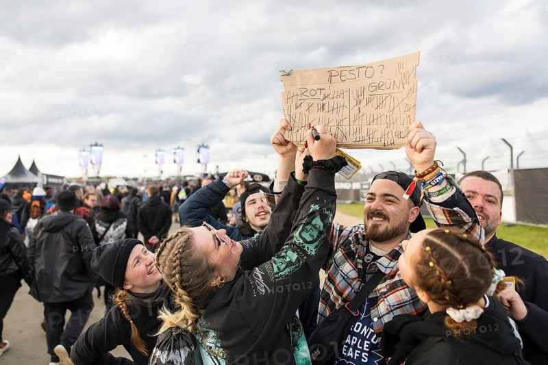 Marian from Braunschweig has a vote on the colour of pesto (red vs. green) at the Rock am Ring Festival on Sunday, Nürburgring race track race track, 08.06.2025