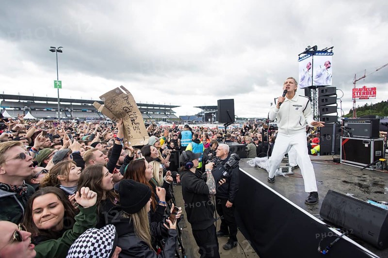 Felix Brummer (Felix Kummer), singer of Kraftklub at a secret gig of the band at the Rock am Ring Festival on Saturday, Nürburgring race track race track, 07.06.2025
