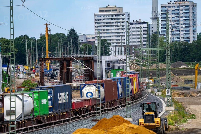 Reconstruction, extension of the Emmerich-Oberhausen railway line, three tracks, including 47 new or adapted bridges, here the new construction of railway bridges over the Lippe near Wesel, currently only 1 track in operation, goods train, the old bridges are replaced by new ones, extension of the Dutch Betuwe line from the port of Rotterdam, part of the European freight transport corridor Rotterdam-Genoa, 1300 KM long, Wesel, North Rhine-Westphalia, Germany