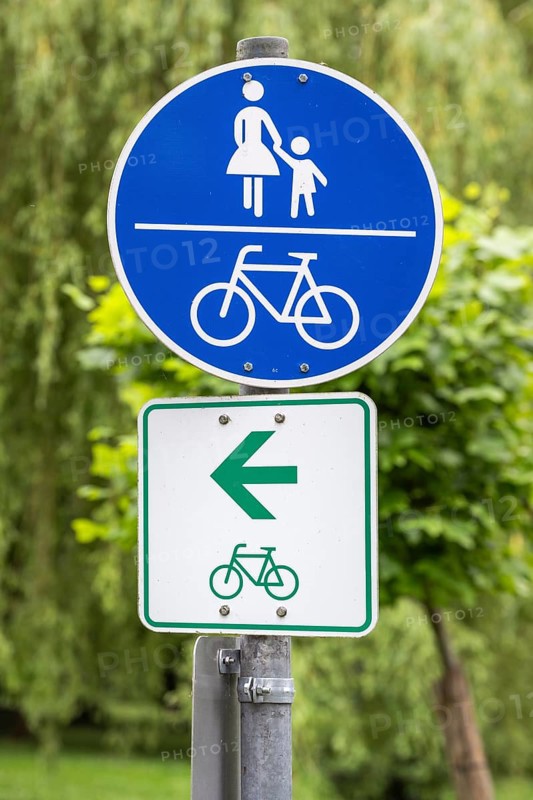 Nahaufnahme, Verkehrsschild, Gemeinsamer Rad- und Fußweg, Verkehrszeichen ZWW 2 Radweg links, Fußgänger und Radweg, Deutschland