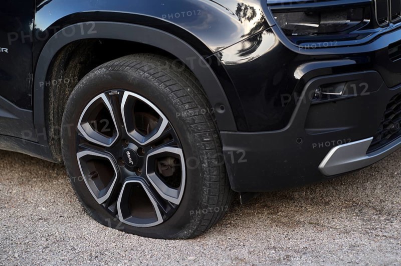 Flat tyre, puncture, flat tyre, puncture, Jeep Avenger, Deià, Majorca, Balearic Islands, Balearic Islands, Spain