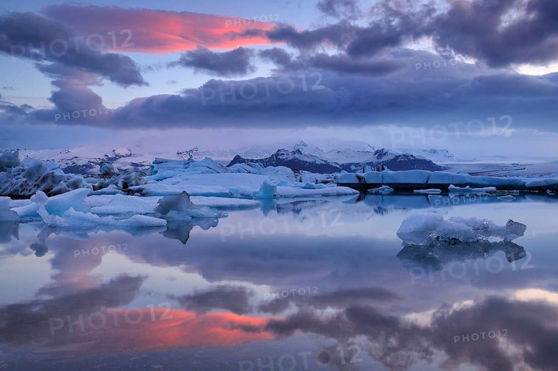 Evening mood at the Jökulsárlón glacier lagoon, icebergs floating behind the Vatnajökull glacier, Southern Region, Iceland