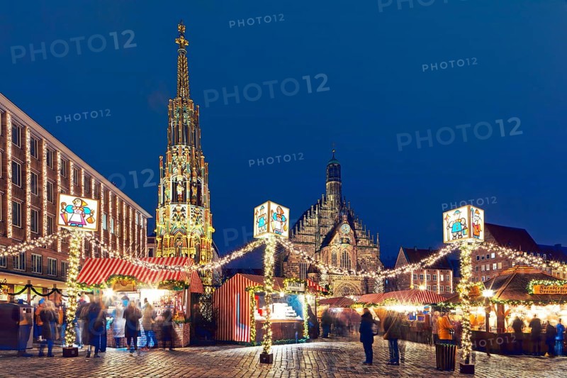 From left back: New Town Hall, Beautiful Fountain, Church of Our Lady, front: garlands, visitors, booths, stalls, illuminated, lights, in the evening, Advent season, Christmas season, Christmassy, romantic, traditional, Nuremberg Christmas Market, Main Market, Nuremberg, Middle Franconia, Franconia, Bavaria Germany