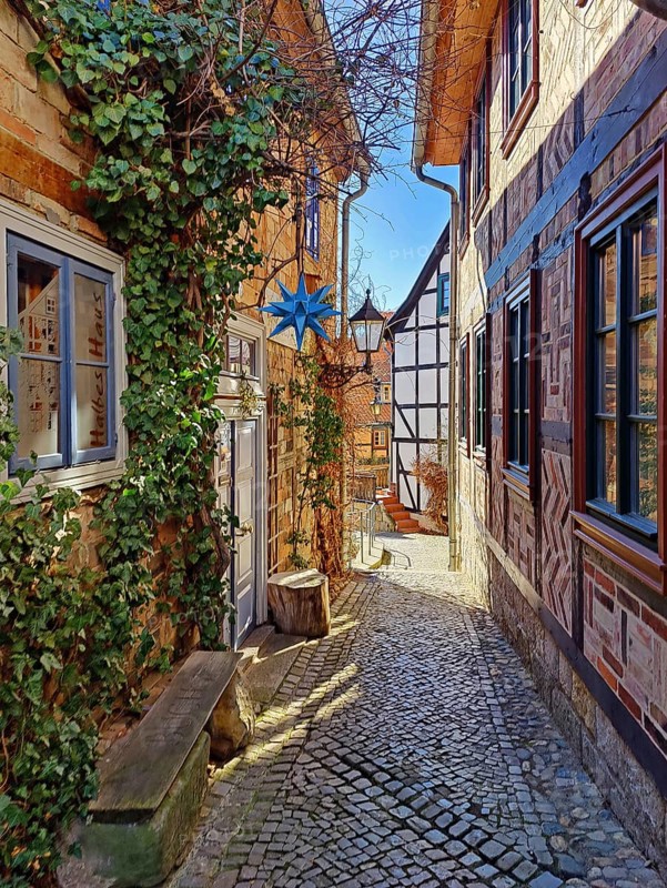 Narrow, romantic passageway with half-timbered houses on the Schlossberg, Old Town of the World Heritage City of Quedlinburg, Saxony-Anhalt, Germany