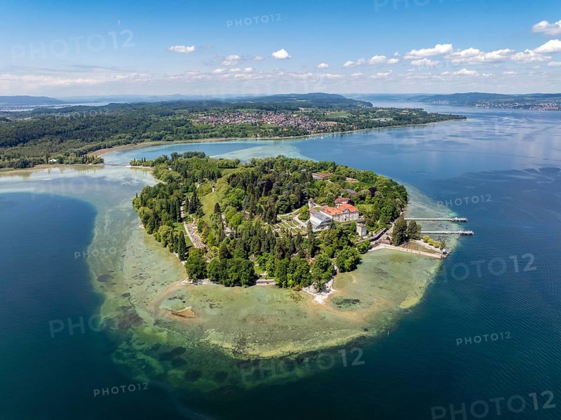Die Insel Mainau im Bodensee mit dem Schiffanleger und dem barocken Schloss Mainau, erbaut zwischen 1739 und 1746, Luftbild, Landkreis Konstanz, Baden-Württemberg, Deutschland
