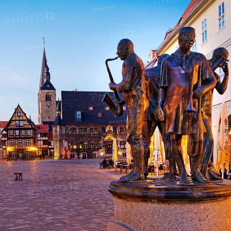 Market with town hall, market church and fountain Münzenberg musicians in the evening, World Heritage City of Quedlinburg, Saxony-Anhalt, Germany