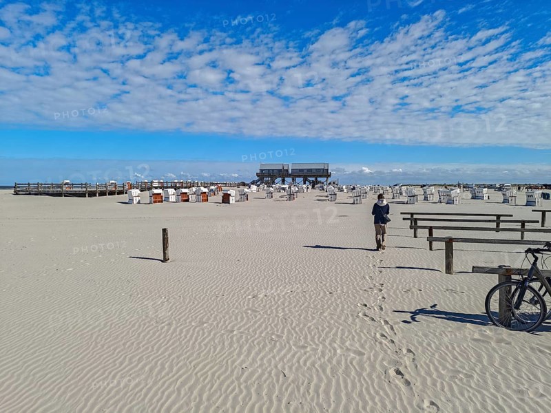 Preparing for the high season on the beach, setting up the beach chairs, North Sea, on the edge of the Wadden Sea National Park and UNESCO World Heritage Site, pile dwellings, sunshine and blue sky, SPO, Sankt Peter-Ording, Schleswig-Holstein, Germany