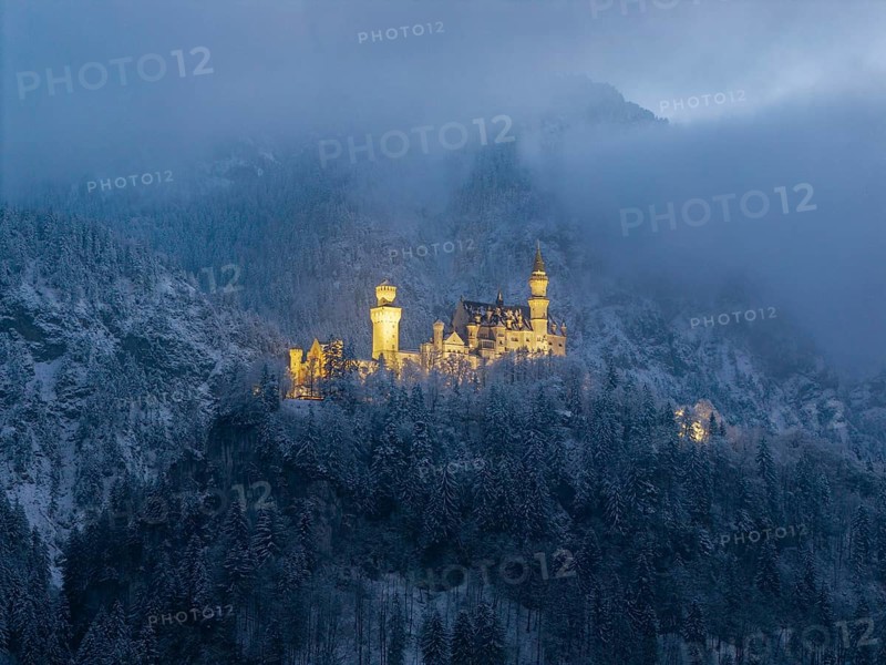 Fairytale castle surrounded by fog in a snow-covered mountain landscape, Neuschwanstein, Schwangau, Ostallgäu, Allgäu, Swabia, Upper Bavaria, Bavaria, Germany