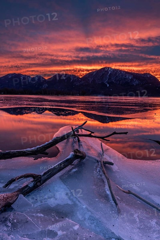 Dawn, mountains reflected in lake, clouds, ice, frozen, winter, Lake Kochel, view of Rabenkopf, Sonnenspitz, Jochberg, Alpine foothills, Bavaria, Germany