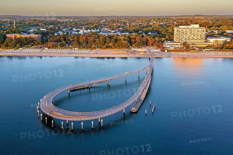 Aerial view over Maritim Seebrücke / maritime pier over the Baltic Sea at seaside resort Timmendorfer Strand, Ostholstein, Schleswig-Holstein, Germany