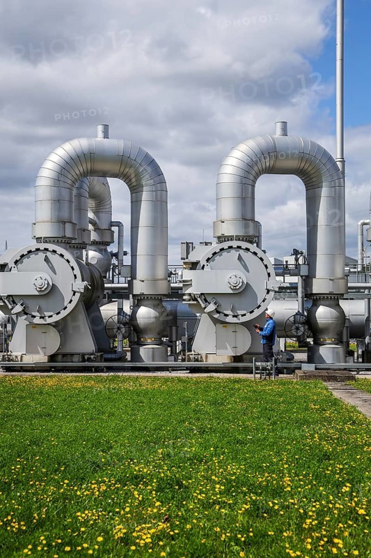 Werne, North Rhine-Westphalia, Germany, compressor station for natural gas and, in future, hydrogen. Open Grid Europe will use its H2 training line to train engineers and tradespeople to become experts in handling hydrogen in the long-distance gas grid. The OGE compressor station in Werne is the central hub in the German natural gas grid. At around 25 billion cubic metres per year, around a quarter of the natural gas consumed in Germany flows through the Werne compressor station. The natural gas flows into the station from northern Germany, the North Sea and the Netherlands via five large entry pipelines. After the gas has been purified, it is compressed by eleven compressors driven by gas turbines with a total drive power of approx. 160, 000 kW. With outlet pressures of up to 100 bar, the gas flows leave the station via eight outlet pipes and are distributed throughout Germany in all directions