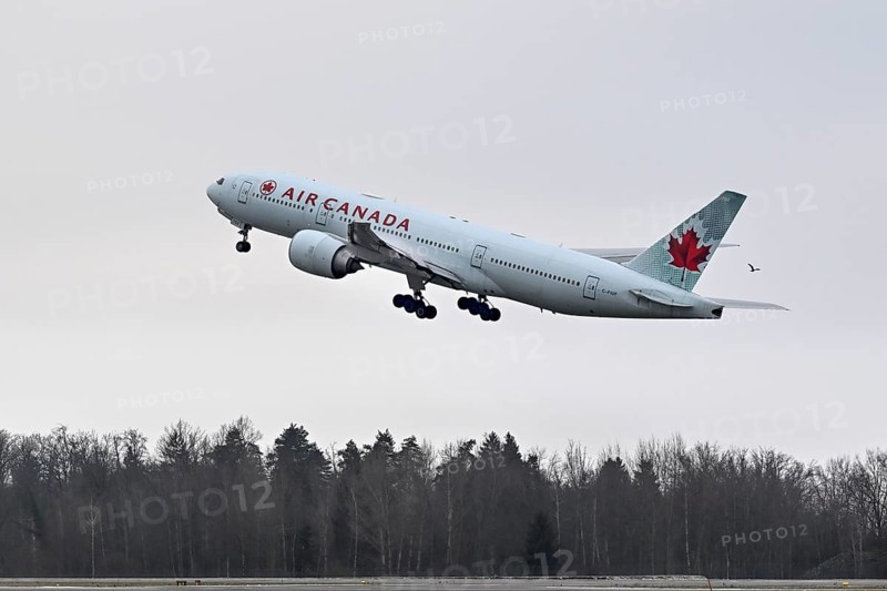Aircraft Air Canada, Boeing 777-200, C-FIUF, Zurich Kloten, Switzerland