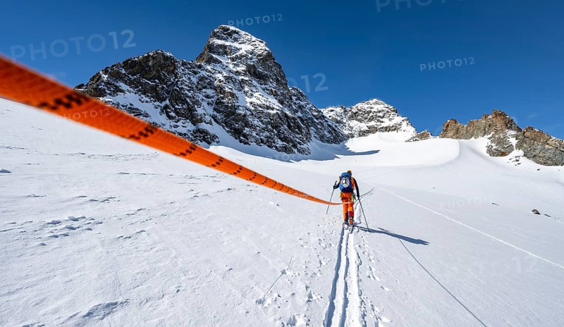 Ski tourer with rope, rope team on the Vadret da Porchabella glacier on the ascent to the summit of Piz Kesch, mountain landscape in winter, alpine tour, ski tour Bündner Haute Route, Albula Alps, Rhaetian Alps, Grisons, Eastern Switzerland, Switzerland