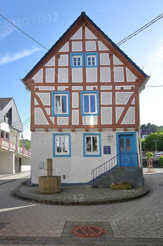 Solitary half-timbered house, Adenau, Hocheifel, Eifel, Rhineland-Palatinate, Germany